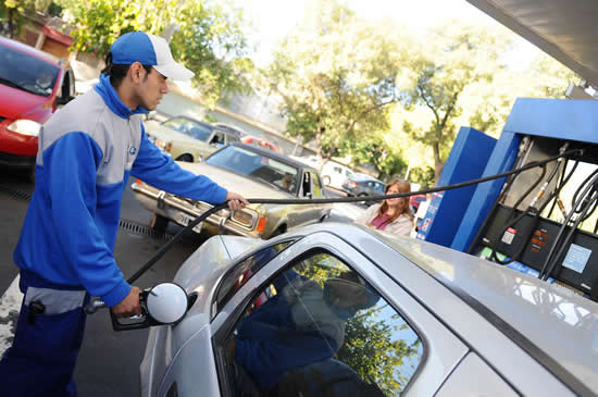 ¿Habrá nuevas rebajas de los combustibles por la caída del barril de crudo?