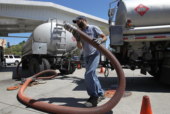 ¿Perjudica a las estaciones de servicio el cambio de densidad de los combustibles por efectos de la temperatura?