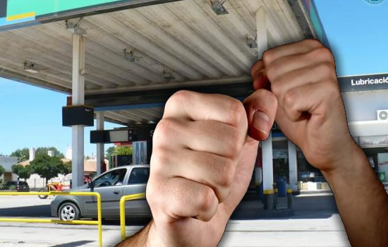 ¿Agresión o defensa propia?: Despedido por trompearse con un cliente en la estación de servicio