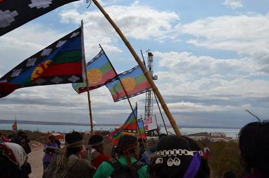 Actos de violencia contra un yacimiento de YPF ponen en peligro el abastecimiento de combustibles