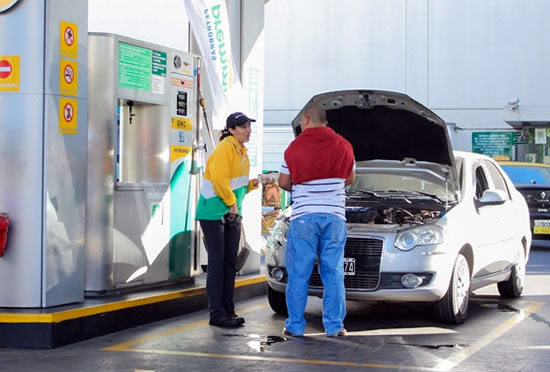 Para los empleados, los aumentos de los combustibles favorecen perspectivas de las negociaciones paritarias