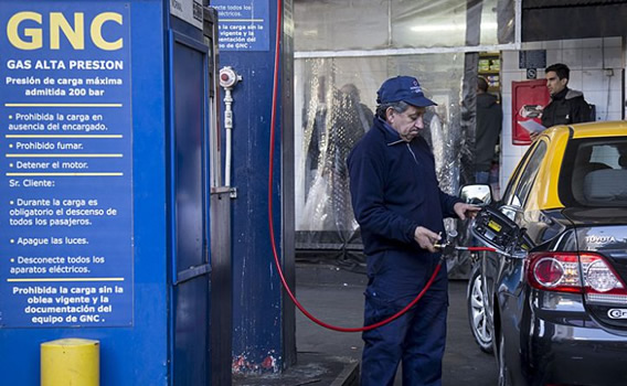 Trabajadores de estaciones de servicio siguen con atención las medidas de restricción a la venta de GNC