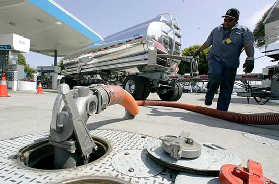 Más frentes para las estaciones: petroleras y distribuidores acaparan el negocio mayorista