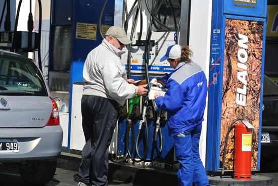 Empleados de estaciones propias de YPF reclaman un aumento del 20 por ciento