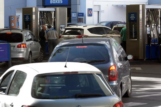 Colas para cargar: Argentina entre los países con menos estaciones de servicio por habitante