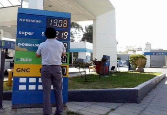 Los costos de las estaciones de servicio se trasladarían a las naftas