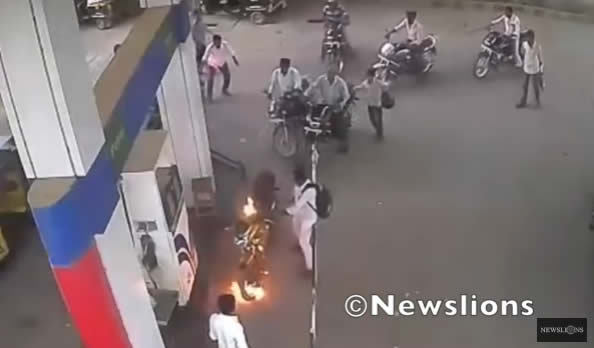 Grave accidente en estación de servicio por cargar nafta a motociclista sin bajar del rodado