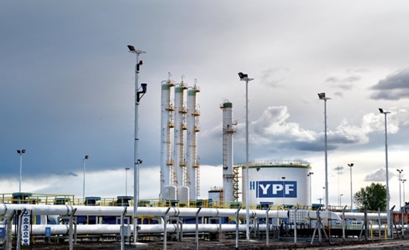 Comienzan a advertirse faltantes de naftas y gasoil por los bloqueos petroleros a YPF