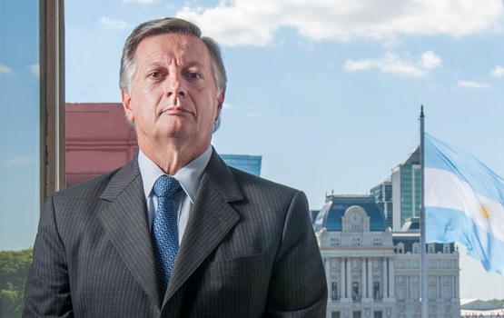 Estacioneros se reúnen con Aranguren para denunciar prácticas ilegales en las ventas de combustibles