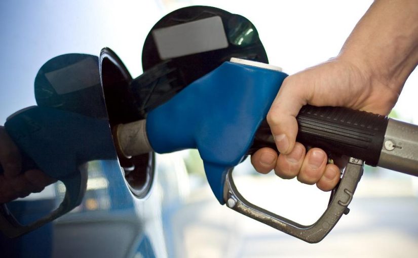 El Gobierno quiere que de noche el combustible se pague solo con tarjeta