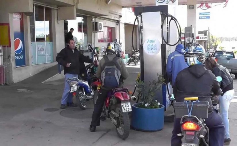 Continúa la polémica por el expendio de combustible a motociclistas
