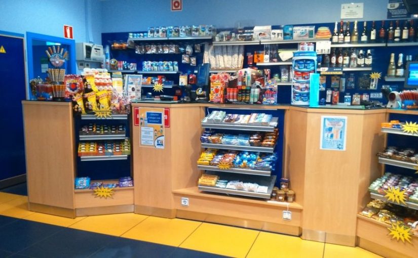 ¿Cuántos de los clientes que cargan combustibles consumen productos de la tienda?