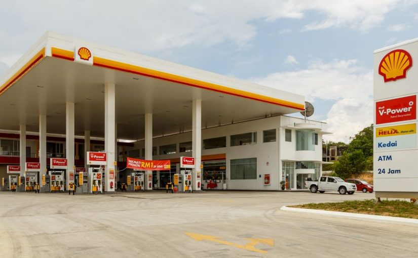 Petroleras bajaron el precio de la nafta y activaron el reclamo de los expendedores