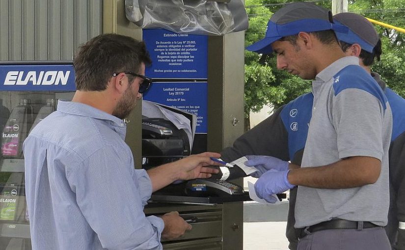 Sin ventajas en el primer round entre estacioneros y bancos por pagos con tarjetas de crédito