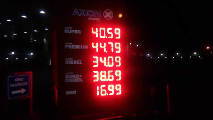 Por la caída del crudo, una petrolera bajó los precios de los combustibles