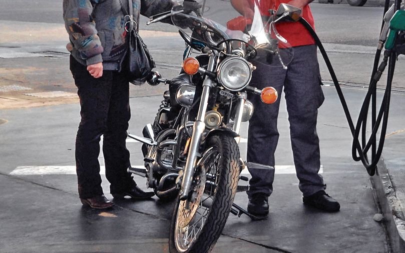 Comunicado sobre las medidas para que los motociclistas sin casco no puedan cargar combustible.