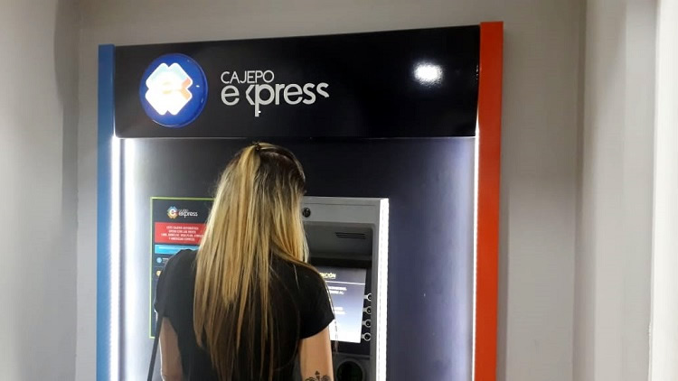 Crece la instalación y el uso de cajeros automáticos en la Red de YPF
