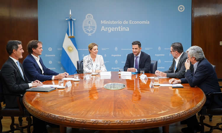 Petroleras y el gobierno acuerdan un aumento de la nafta y el gasoil del 4 por ciento mensual hasta agosto
