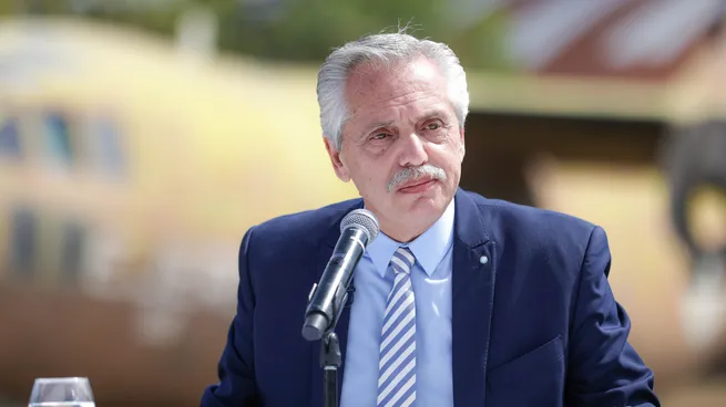 Alberto Fernández concluye su mandato con el menor precio de los combustibles en pesos constantes de toda su gestión