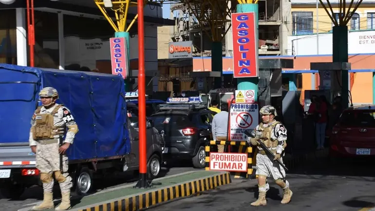 Bolivia militariza el expendio de combustibles por el contrabando a países vecinos